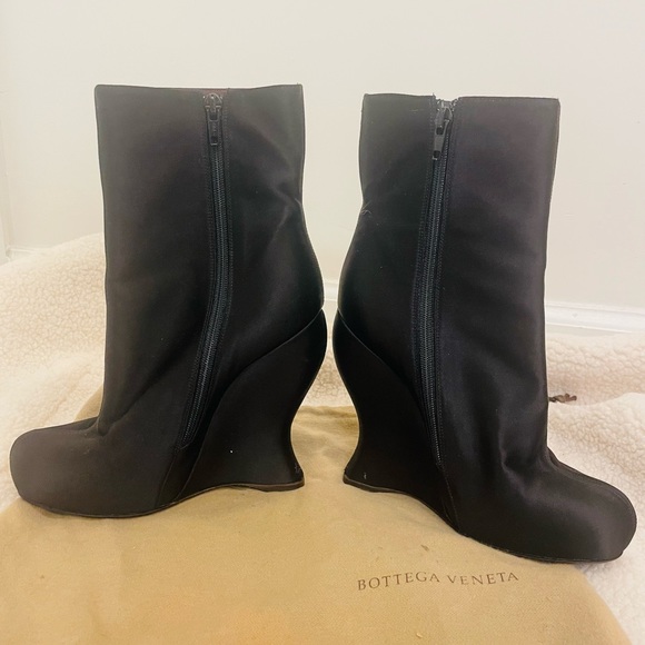 56119 Authentic Bottega Veneta black satin boots - Picture 2 of 9
